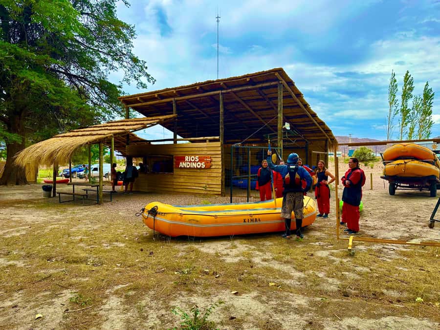 Mendoza: Trekking, Abseiling and Zipline - The Mendoza River zip line is more crossing than flight