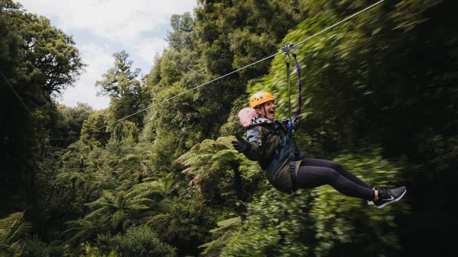 Rotorua: 6 Ziplines, Swing-Bridges & Wildlife Encounters - What the guides add to the experience
