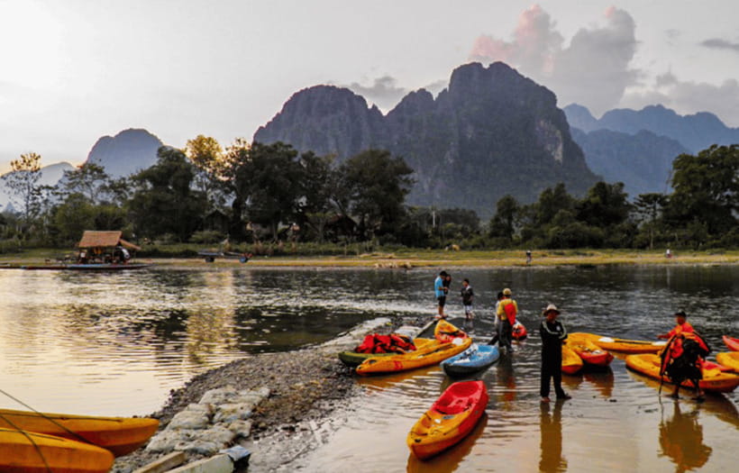 Vang Vieng: Zipline&Kayaking&BlueLagoon 1 - Paddling the Nam Song River